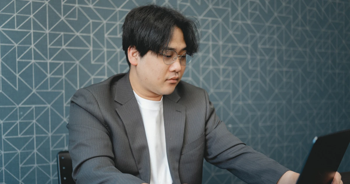 株式会社みんなのAI 栗田侑樹さんがノートPCで開発に向き合う様子