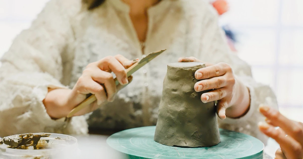 Kincoの大久保雪恵さんが粘土に触れながら陶芸作品を制作する手元