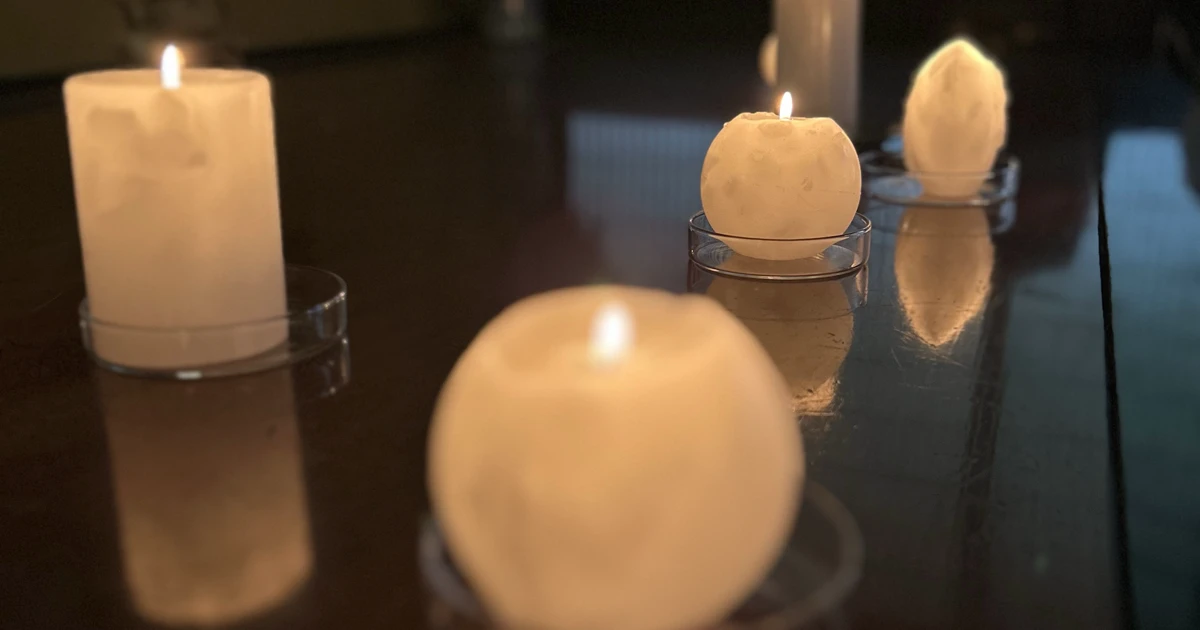 暗い空間で本物の火を灯して行うキャンドル瞑想の様子